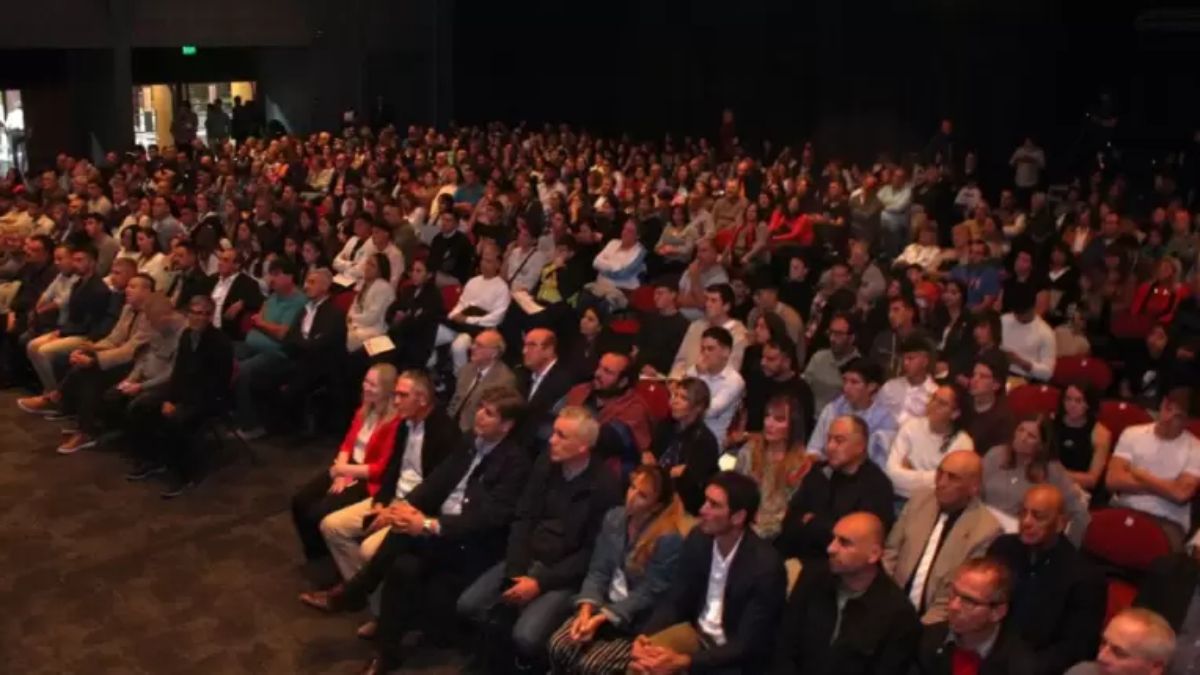 Postal de la entrega de los Premios Huarpe edición 2023, realizada en el Auditorio Ángel Bustelo.