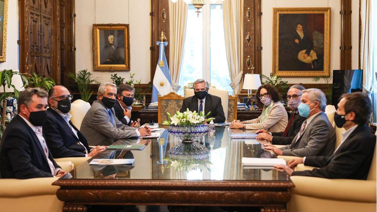 El Presidente junto a integrantes de la Mesa de Enlace dialogaron sobre las retenciones.