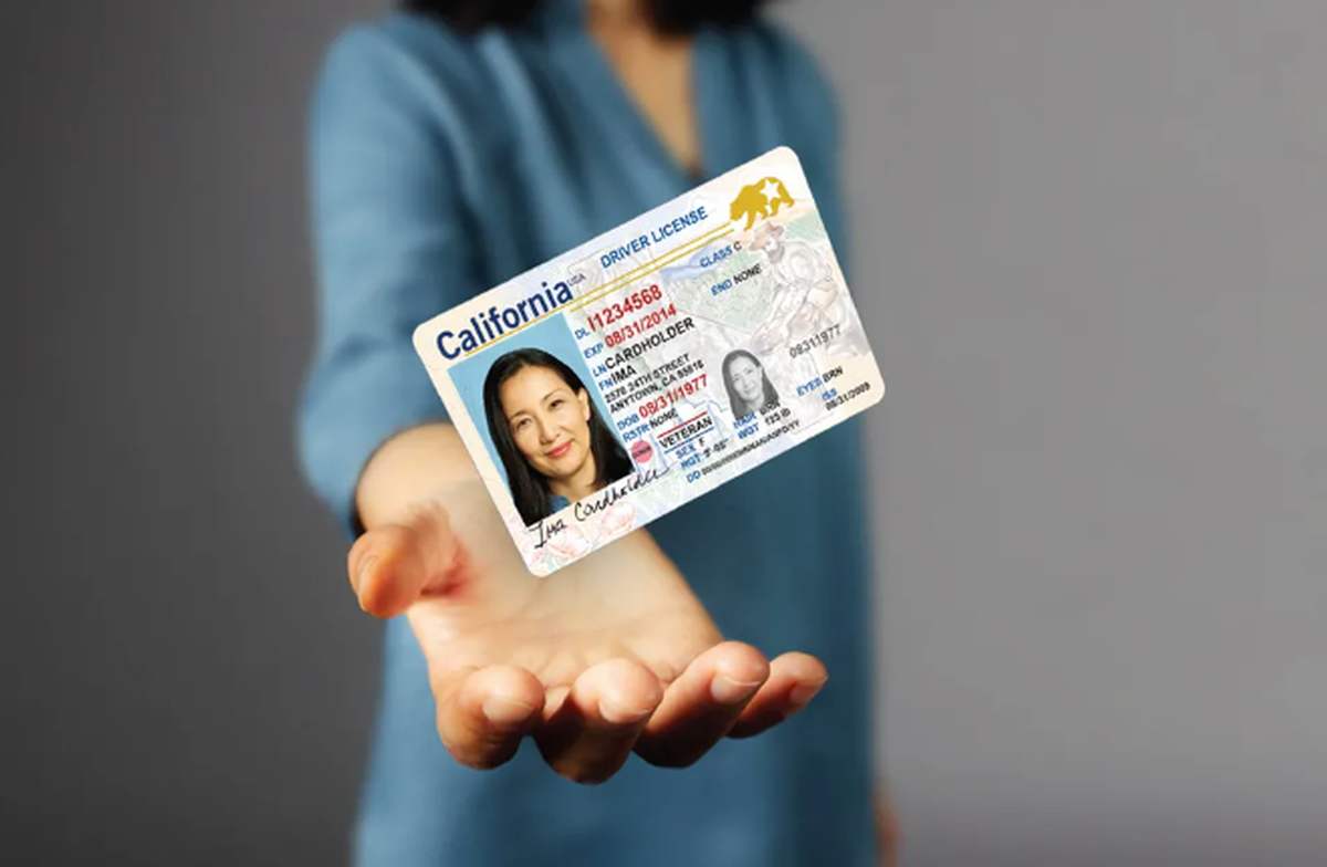 La falsificación de documentos es un problema masivo en los Estados Unidos. La falsificación de documentos es un problema masivo en los Estados Unidos.