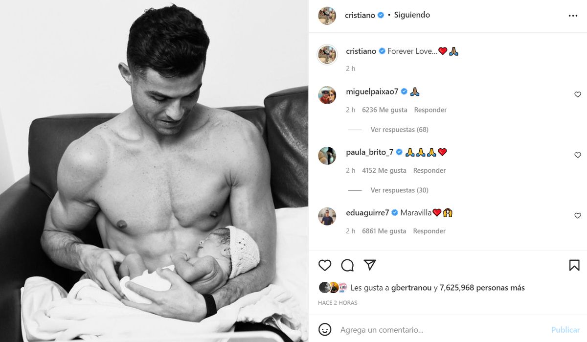 Cristiano Ronaldo y su pequeña hija en brazos