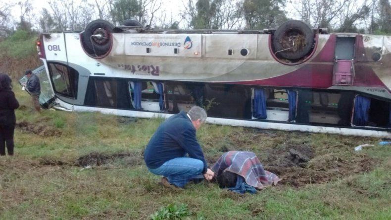 Grave accidente en Ruta 12: Volcó un colectivo y varios heridos fueron hospitalizados