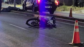Iba a trabajar en moto, chocó contra un poste y murió al golpearse con el asfalto