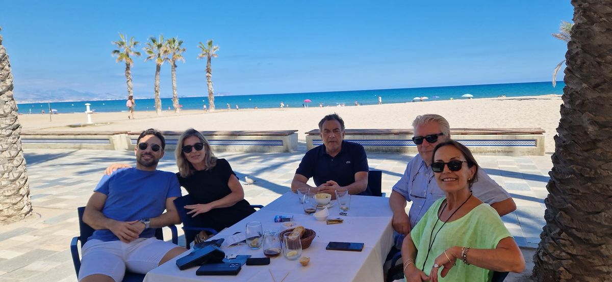 Claudia Brandi (de verde) junto a su sobrino Agustín, su hermano Gabriel con su pareja Laura y a su lado Manuel, su compañero de vida. Claudia Brandi (de verde) junto a su sobrino Agustín, su hermano Gabriel con su pareja Laura y a su lado Manuel, su compañero de vida.