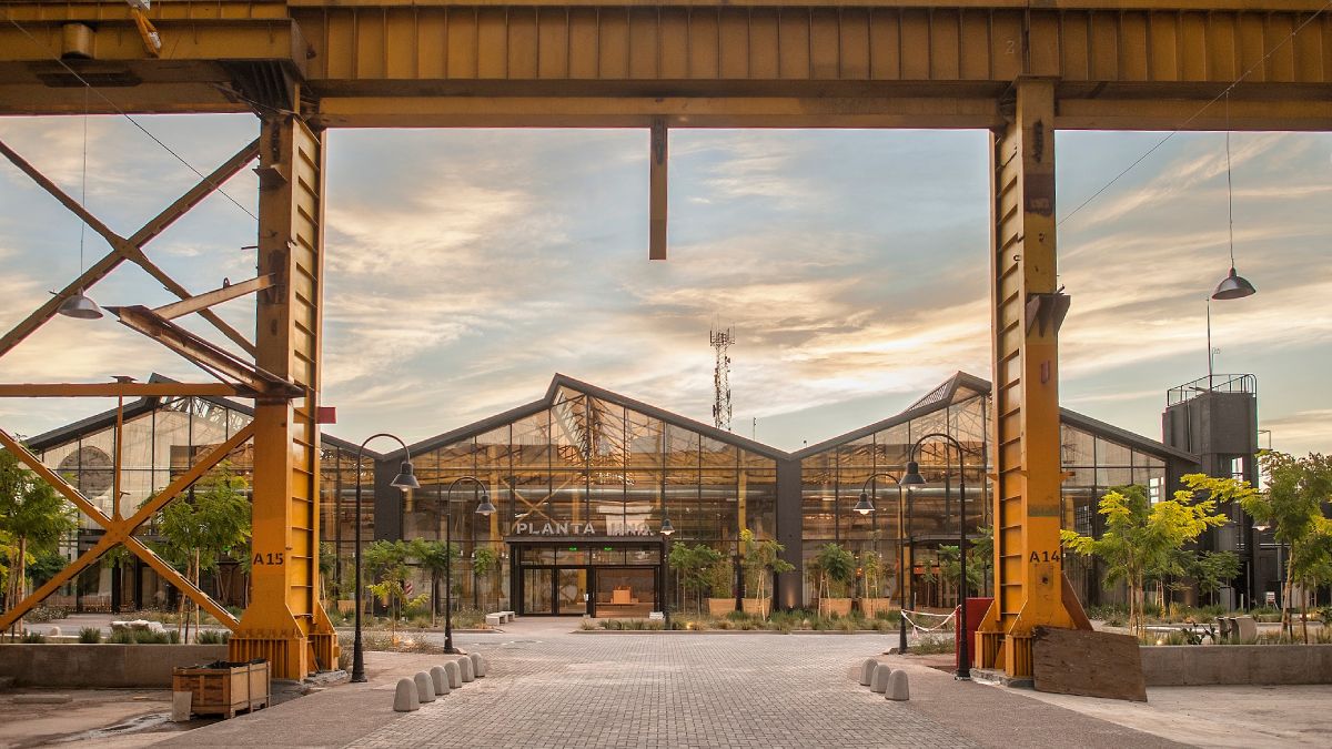 Más de 30 locales disponibles para encontrarse con la buena comida y ferias de alimentos frescos en un bellísimo paseo es lo que ofrece Planta Uno.