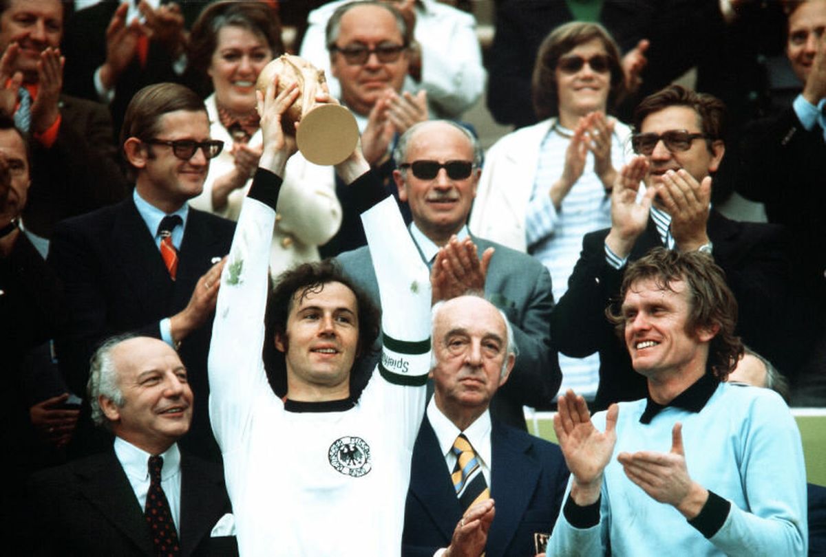 Franz Beckenbauer en su hora más gloriosa: campeón del Mundial 74 en su país
