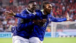 Michael Olise le dio el triunfo a Francia ante Bélgica. Lo abraza Dembélé.