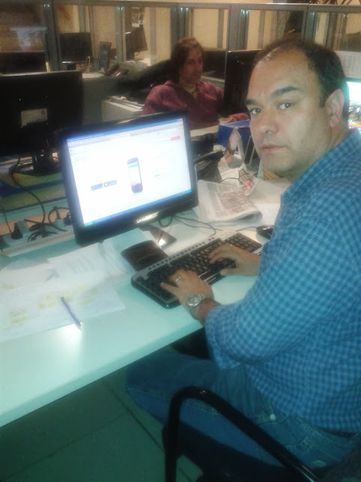 Con Luciano Bertolotti, otro histórico de Diario UNO, en los primeros años de redacción multimedia. Con Luciano Bertolotti, otro histórico de Diario UNO, en los primeros años de redacción multimedia.