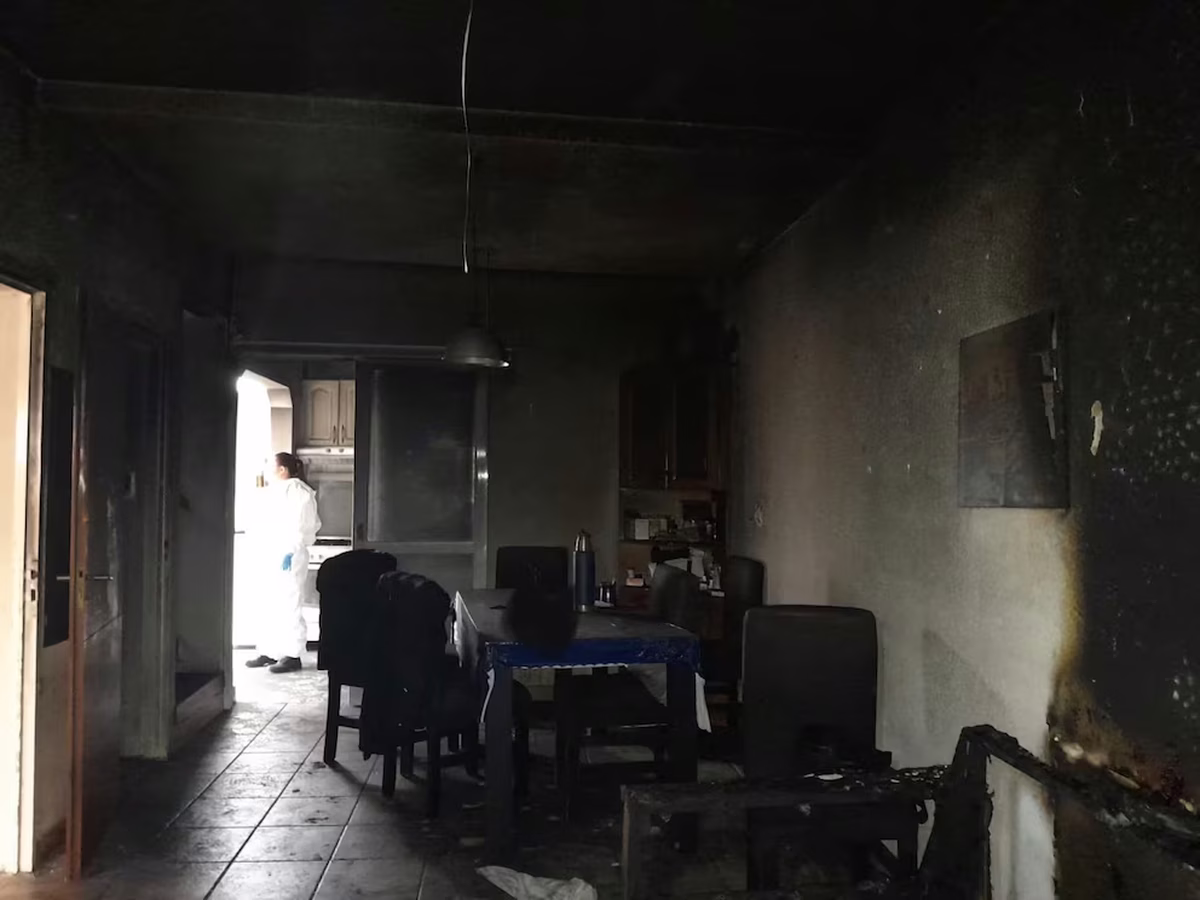 Los peritos creen que el incendio se inició en el baño y ahí se propagó la resto de la casa. Los peritos creen que el incendio se inició en el baño y ahí se propagó la resto de la casa.