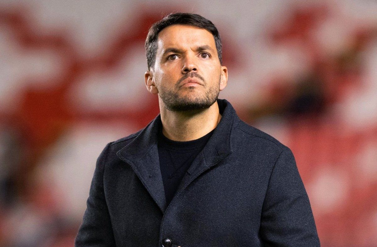 Larcamón nunca dirigió en Argentina.