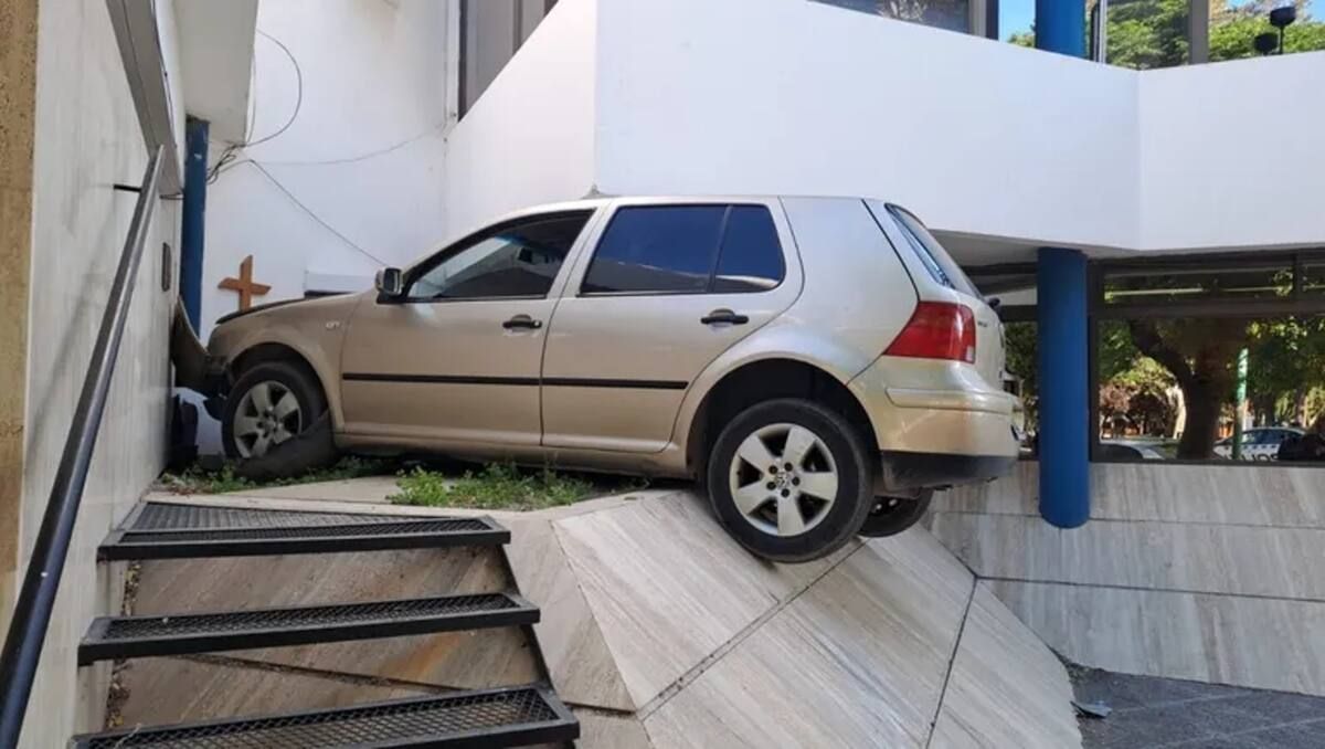 Terminó arriba del cantero. Así quedó el auto del joven que manejaba borracho y chocó contra una comisaría. Terminó arriba del cantero. Así quedó el auto del joven que manejaba borracho y chocó contra una comisaría. 