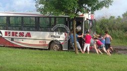 Con tal de viajar... Así empujan los vecinos de Colonia Avellaneda