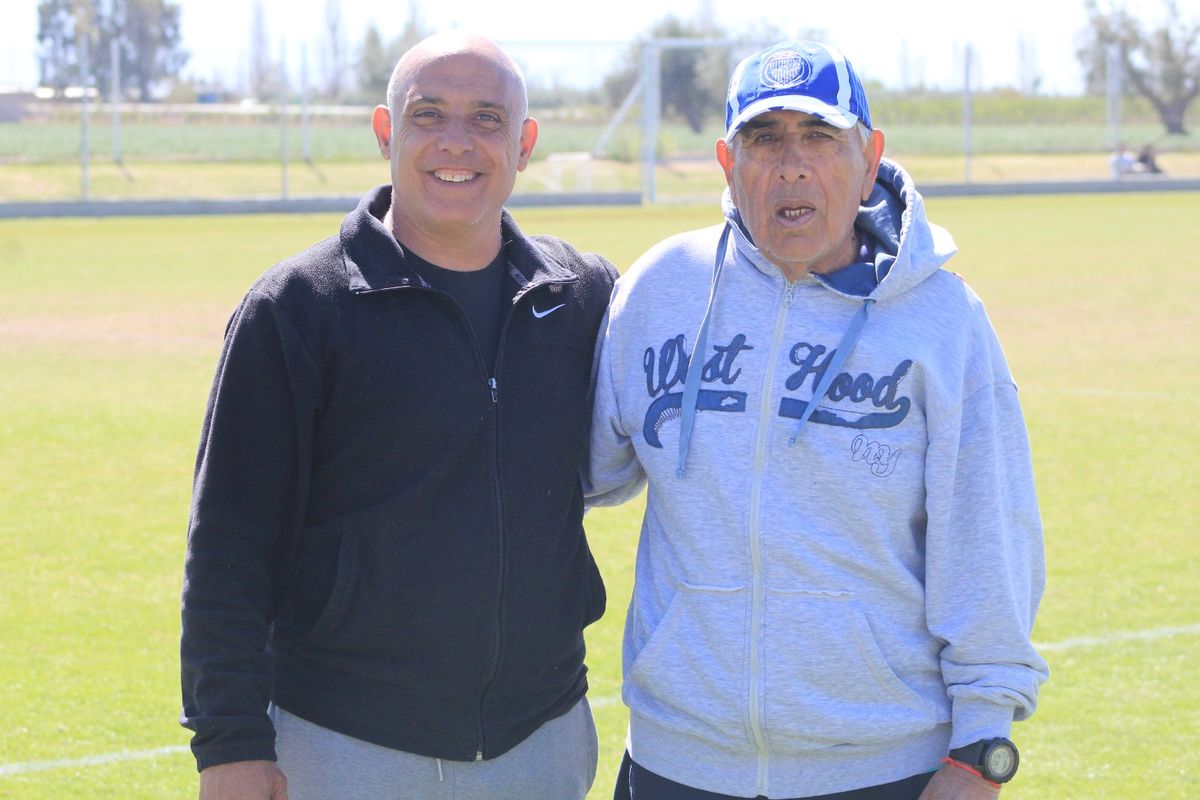 Alberto Naves está junto a Alberto Garro, el DT que logró el histórico ascenso del Tomba al Nacional B en 1994.