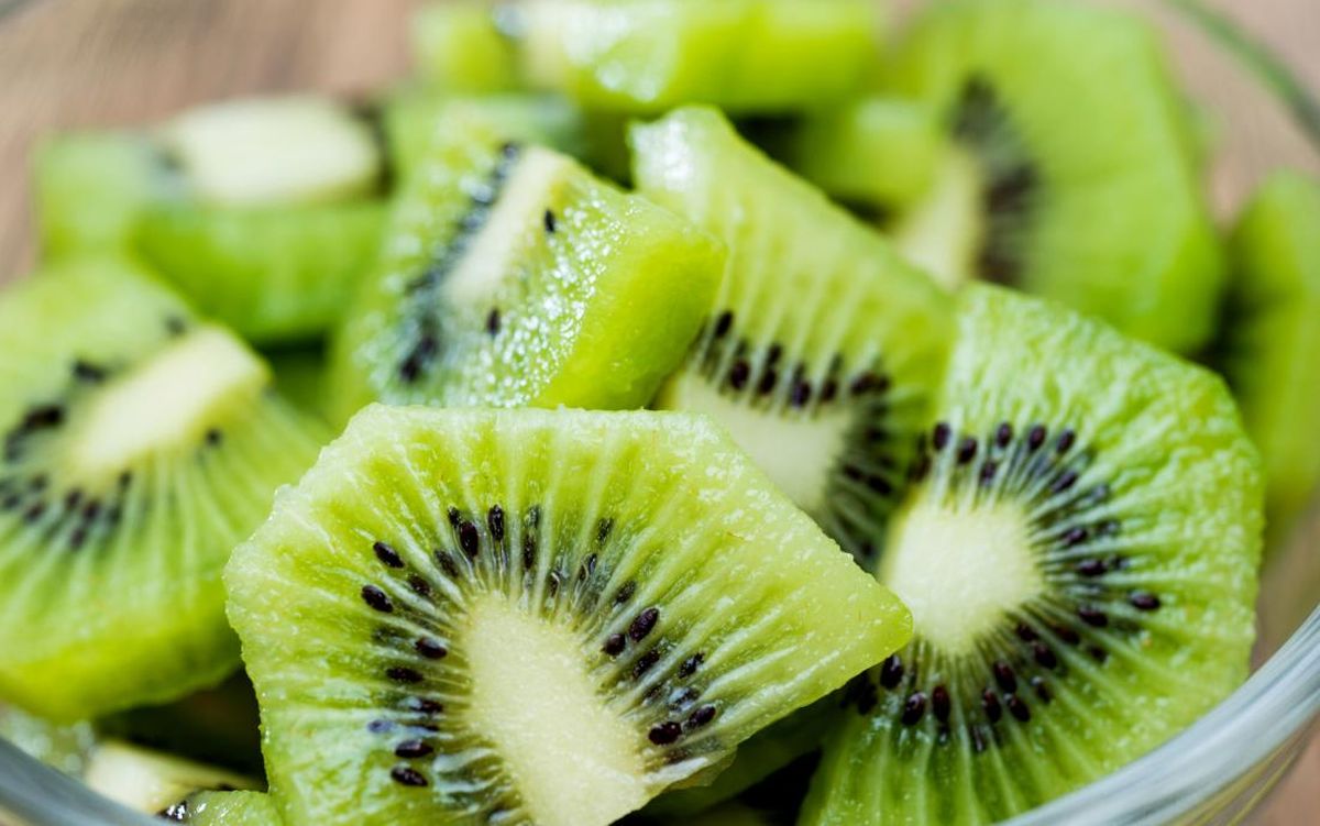 El ingrediente estrella de este tratamiento casero es el kiwi. Imagen: Freepik El ingrediente estrella de este tratamiento casero es el kiwi. Imagen: Freepik