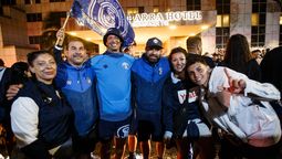 Los hinchas de Independiente Rivadavia en el banderazo en Río de Janeiro