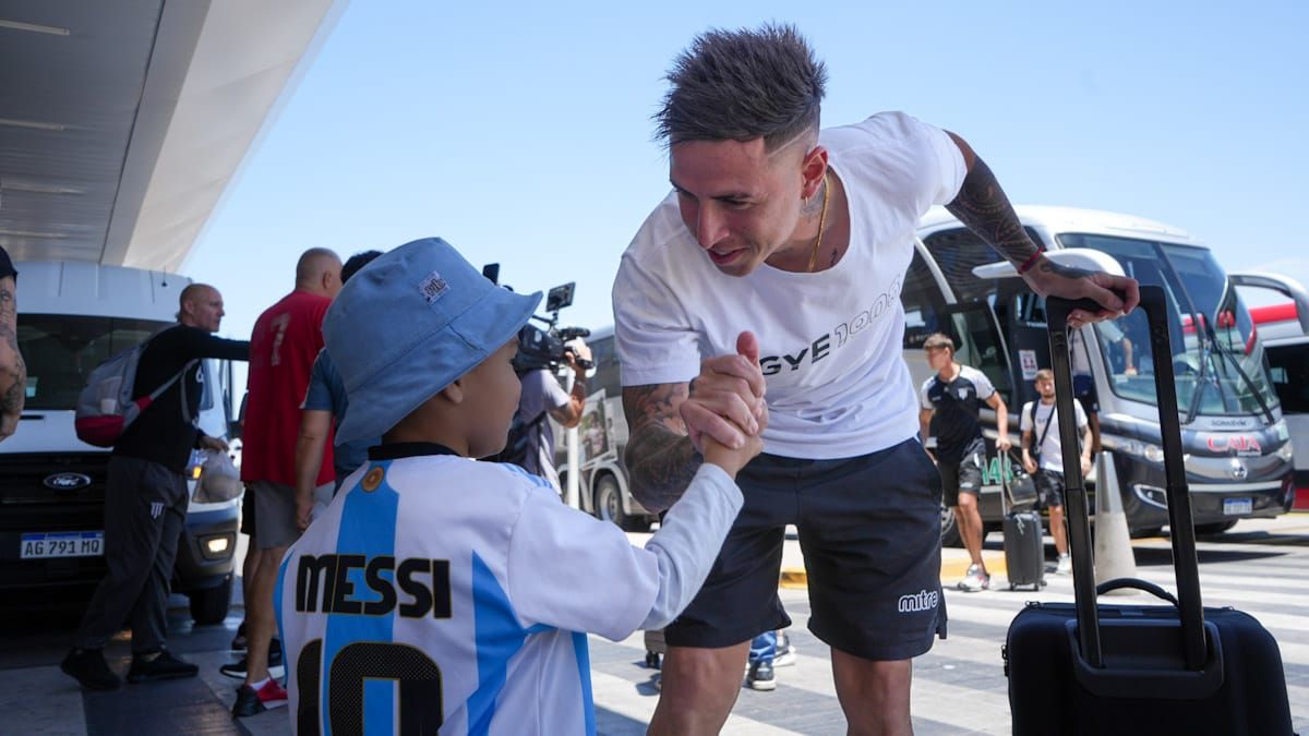 Nazareno Solís saluda a un niño en el ingreso al aeropuerto. Nazareno Solís saluda a un niño en el ingreso al aeropuerto.