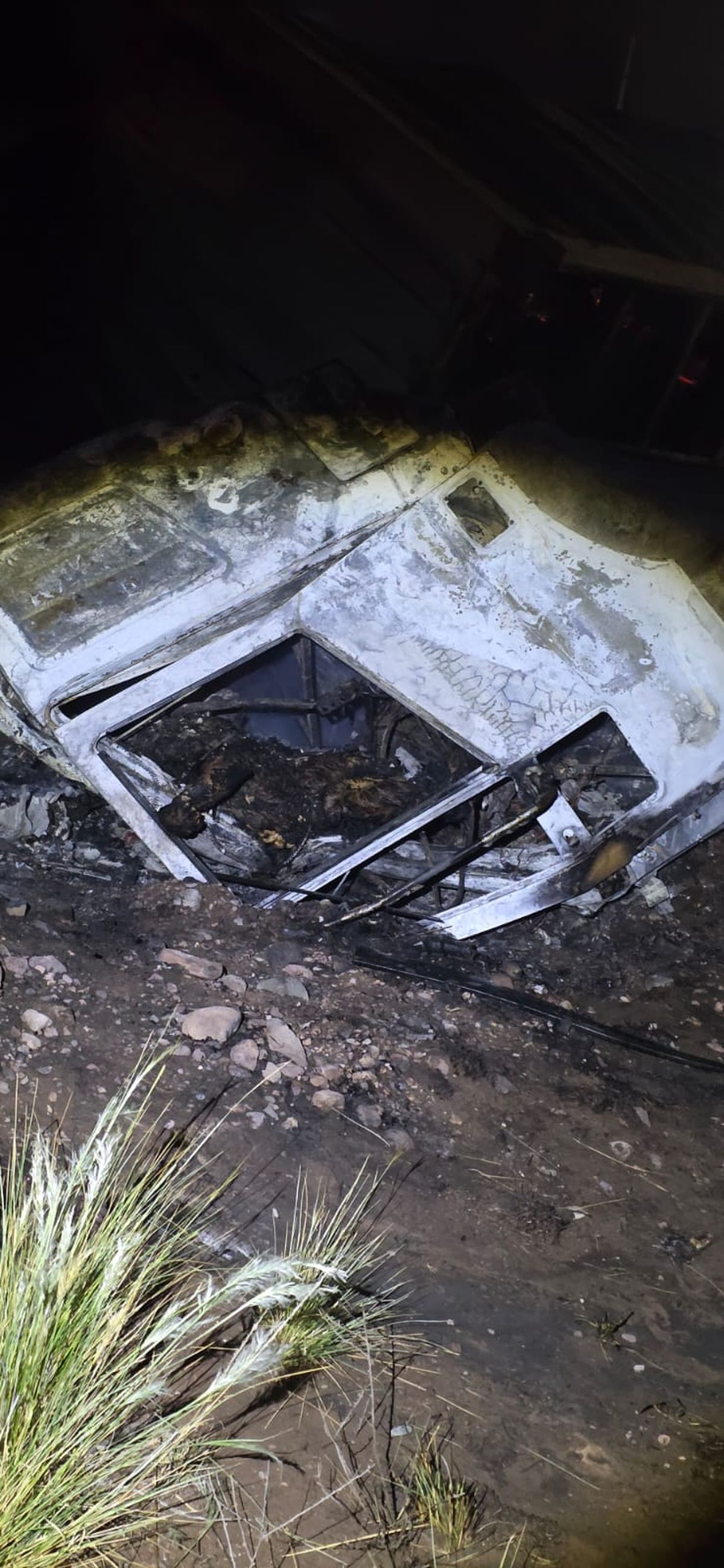 As&iacute; qued&oacute; uno de los camiones que incluso se incendiaron.