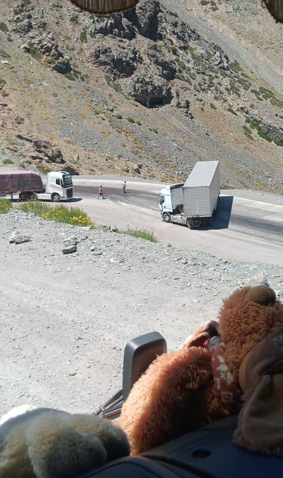 En los Caracoles un camión se atravesó y se derramó gasoil sobre el asfalto. Fue cerca de las 13.30. Tras dos horas de trabajos el tránsito se nornalizó. En los Caracoles un camión se atravesó y se derramó gasoil sobre el asfalto. Fue cerca de las 13.30. Tras dos horas de trabajos el tránsito se nornalizó.
