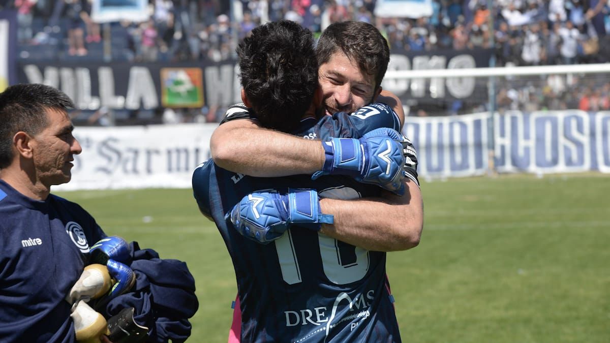 La Lepra volvió a ganar y celebró en casa, con su gente.