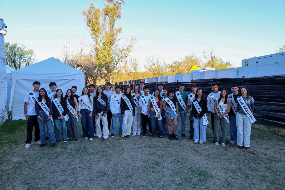La tarde contó con la presentación de las doce parejas de embajadores estudiantiles. La tarde contó con la presentación de las doce parejas de embajadores estudiantiles.