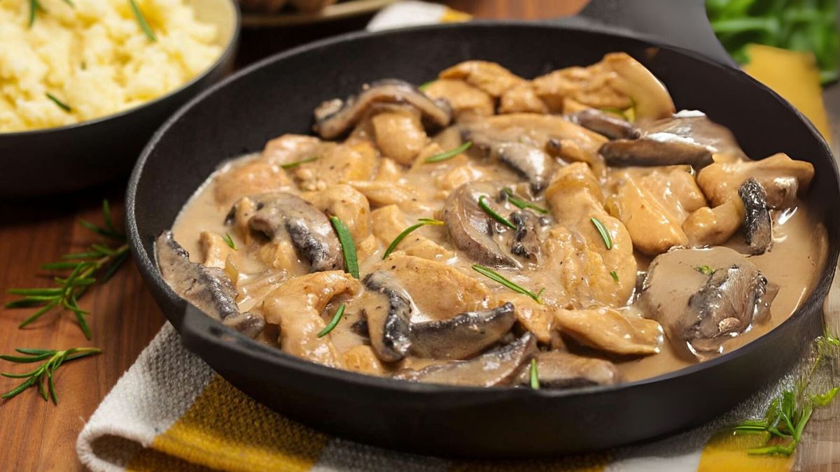 Aprende a preparar la receta de pechugas d epollo a la crema con champiñones. Foto: gentileza peopleenespanol.
