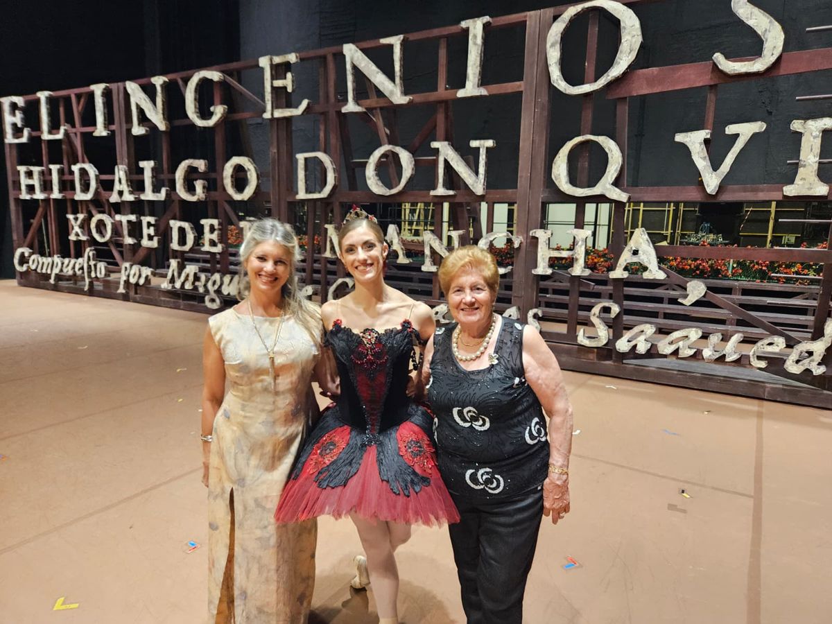 Daiana Ruiz junto a su mamá Patricia Motos y su abuela María Lobato, tras ser nombrada primera bailarina de la compañía alemana Sttutgart Ballet.