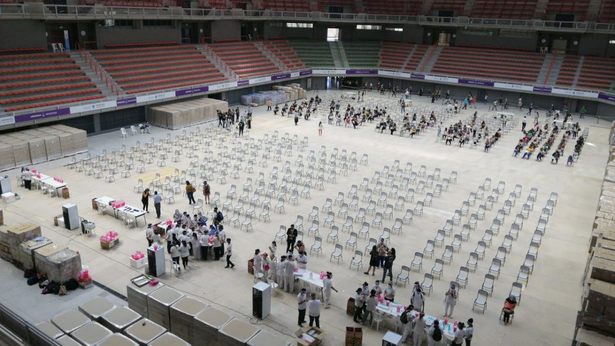 La vacunación de docentes en el Gran Mendoza se aceleró desde el miércoles en el Arena Maipú.