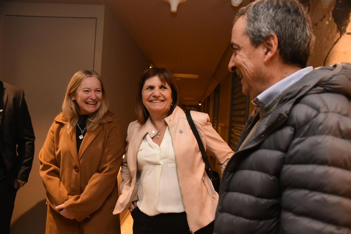 Bullrichismo local. Hebe Casado y Enrique Thomas con la excandidata. Bullrichismo local. Hebe Casado y Enrique Thomas con la excandidata.