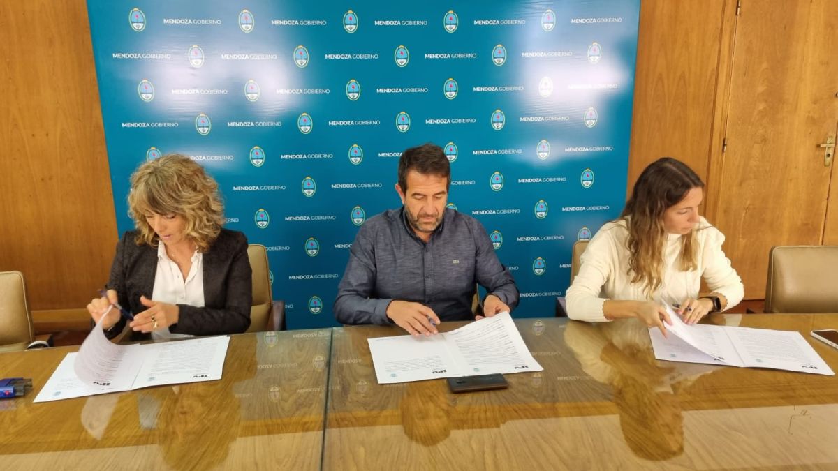 Claudia Iturbe, de Ampros; el ministro de Planificación e Infraestructura Pública de Mendoza, Mario Isgró; y María Ontanillas del IPV, firmando el convenio para el plan habitacional.