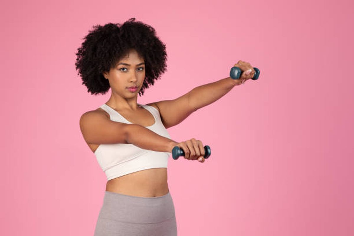 Solo con dos mancuernas lograrás tonificar brazos y ponerle fin a las alas de murciélago. Solo con dos mancuernas lograrás tonificar brazos y ponerle fin a las alas de murciélago.