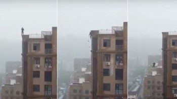Se subió a un edificio a sacarse una selfie, resbaló y cayó al vacío