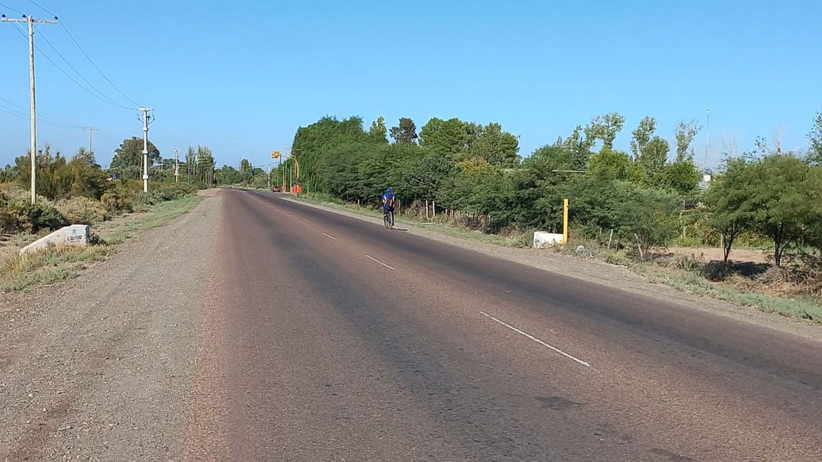 El cuerpo de Marcos Molina fue encontrado pasadas las 6.30 del domingo al costado de la Ruta 142, a la altura de calle Morón, donde está la escuela Alberdi, en Costa de Araujo, Lavalle.