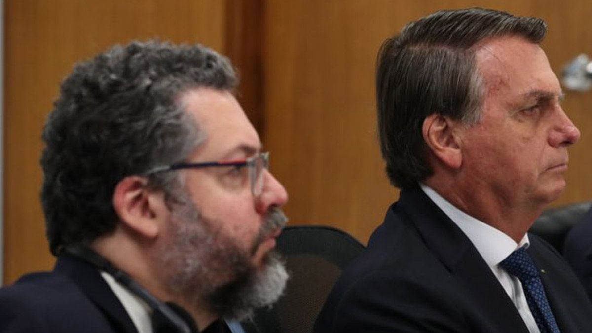 El canciller de Brasil, Ernesto Araújo, junto al presidente Bolsonaro.