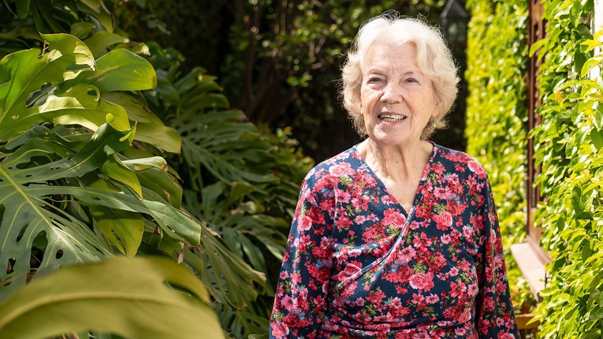 Teresita Saguí en su jardín, donde las plantas brotan imparables, como sus ideas y proyectos. Teresita Saguí en su jardín, donde las plantas brotan imparables, como sus ideas y proyectos.