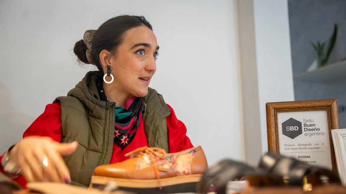 Entre 30 y 50 pares de zapatos por mes despacha Pía a sus clientes en Mendoza, el resto del país y otras latitudes como Chile, México y España. Entre 30 y 50 pares de zapatos por mes despacha Pía a sus clientes en Mendoza, el resto del país y otras latitudes como Chile, México y España.