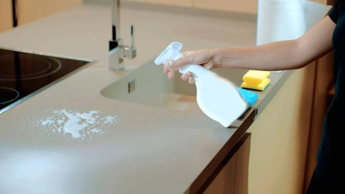 Para dejar impecable la mesada de la cocina prueba con uno de los trucos caseros de limpieza más efectivos que existen. Para dejar impecable la mesada de la cocina prueba con uno de los trucos caseros de limpieza más efectivos que existen.