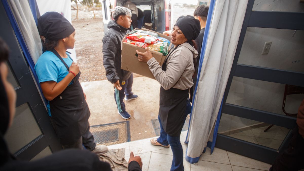 La entrega incluyó 147 litros de leche, alimentos secos y 10 bolsas de Frío Cero con juguetes, ropa y calzado, como parte del trabajo articulado entre Fundación Grupo América e Independiente Rivadavia. La entrega incluyó 147 litros de leche, alimentos secos y 10 bolsas de Frío Cero con juguetes, ropa y calzado, como parte del trabajo articulado entre Fundación Grupo América e Independiente Rivadavia.
