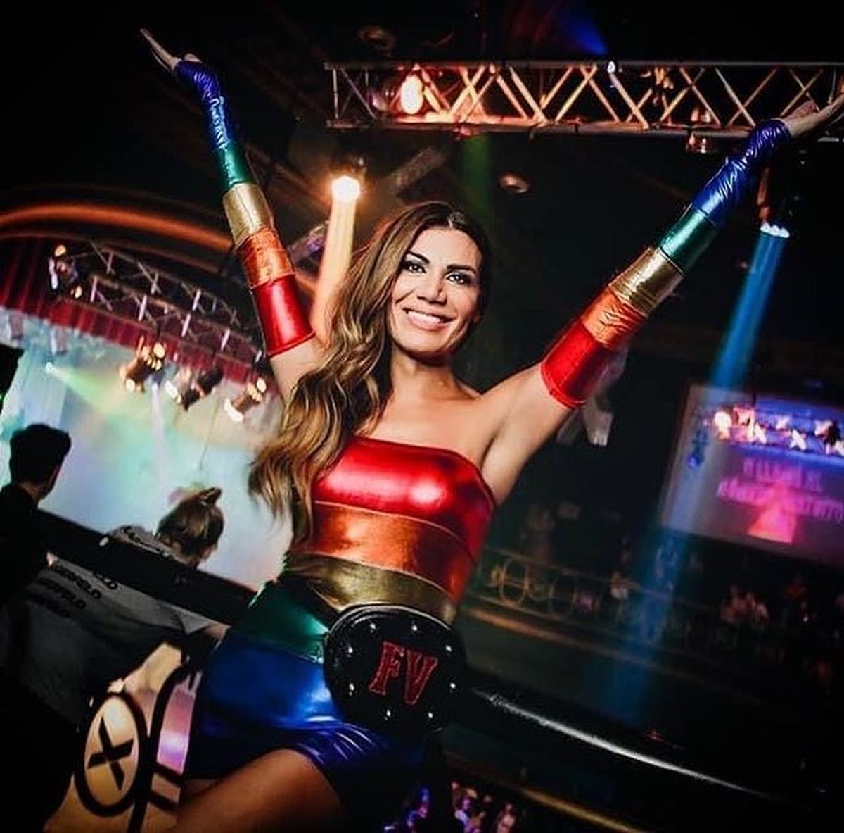 Fajado y milimétrico, Flor de la V marcó hasta el último centímetro con su mini vestido infernal.