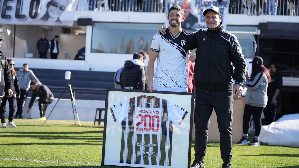 Diego Mondino con la camiseta por los 200 partidos junto a Alberto Brizuela.