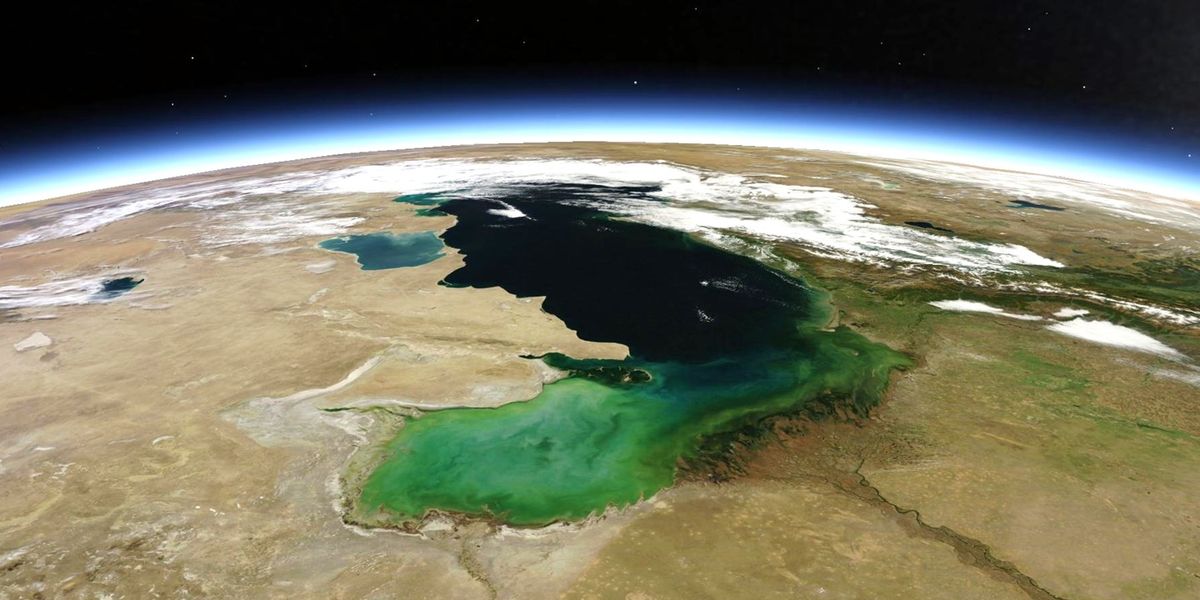 El lago más grande del mundo baña las costas de Azerbaiyán, Irán, Kazajistán, Rusia y Turkmenistán. El lago más grande del mundo baña las costas de Azerbaiyán, Irán, Kazajistán, Rusia y Turkmenistán.