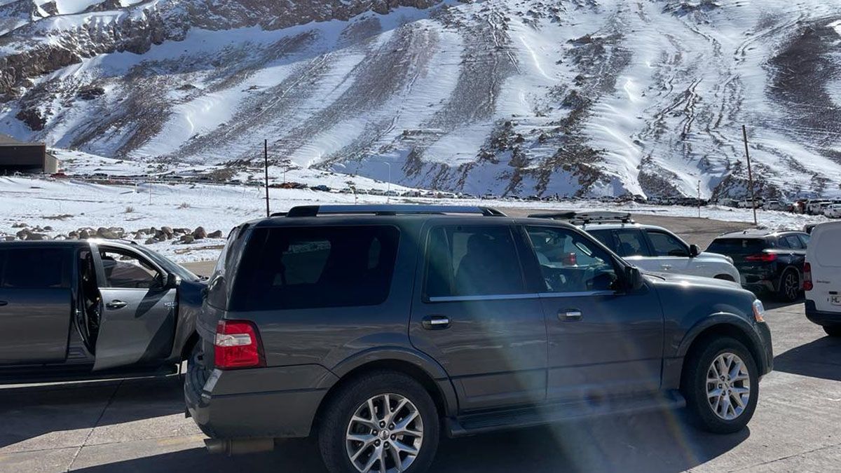 Solo podrán pasar a Chile particulares y micros de pasajeros, debido a que realizan una revisión técnica de la estructura del cobertizo 2, donde ocurrió el accidente.