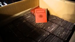 Entre el material hallado se encuentran centenares de carnés del partido nazi de Argentina, pasaportes y otros documentos