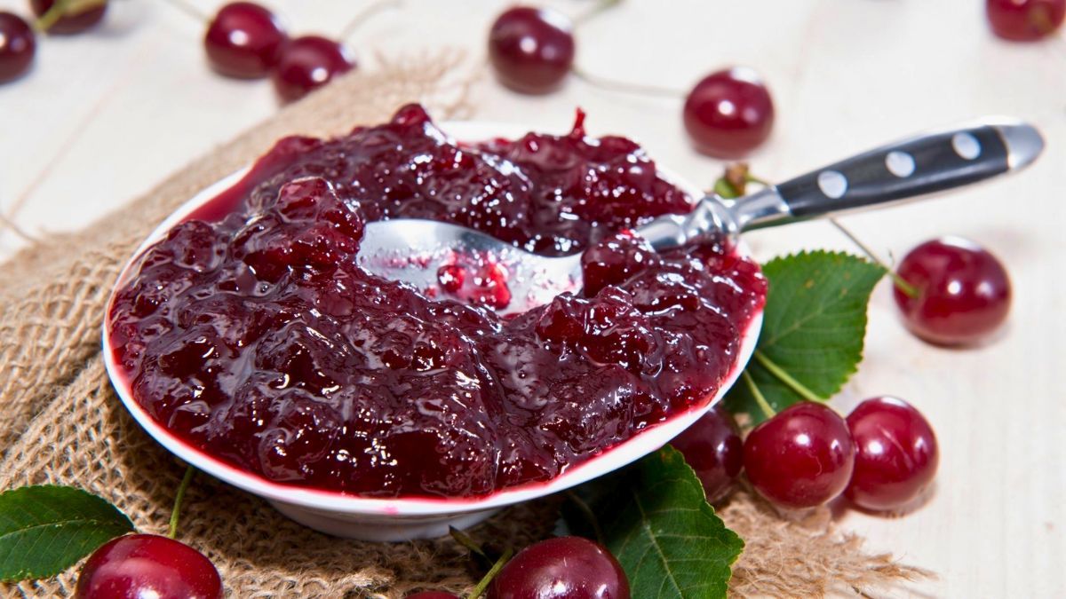 Las cerezas son una de las frutas de estaci&oacute;n con la que se pueden preparar muchas recetas. Aprov&eacute;chalas para hacer mermelada casera.