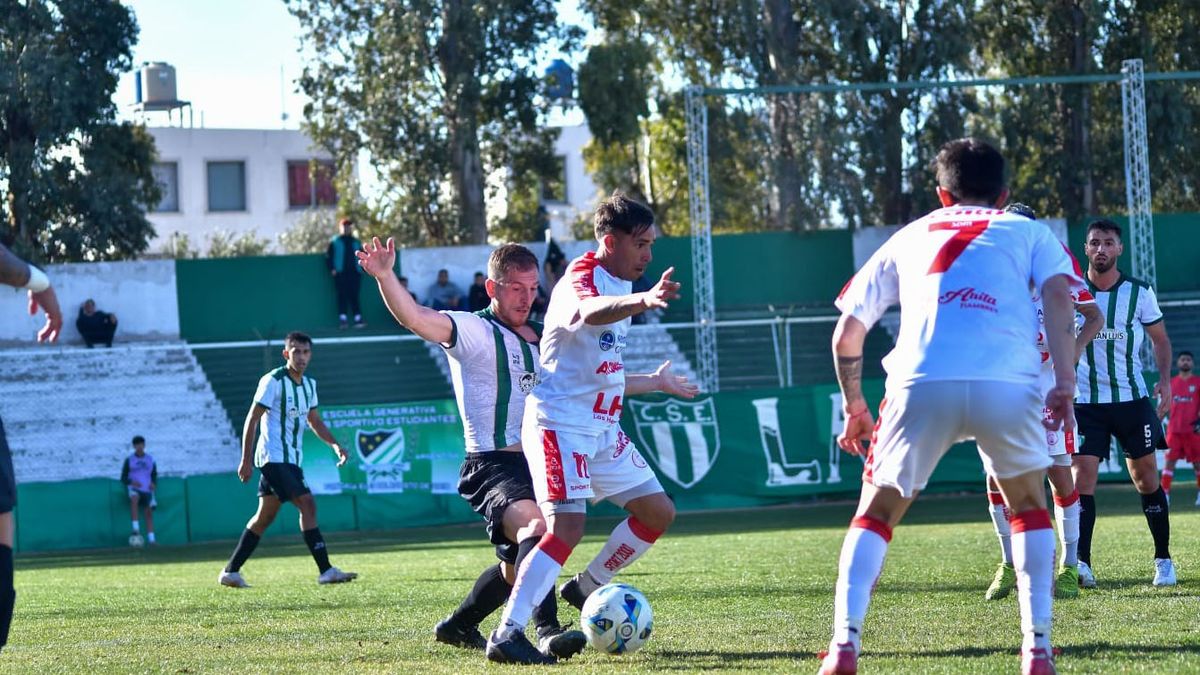 Matías Navarro mostró mucha habilidad en los ataques de Huracán Las Heras.