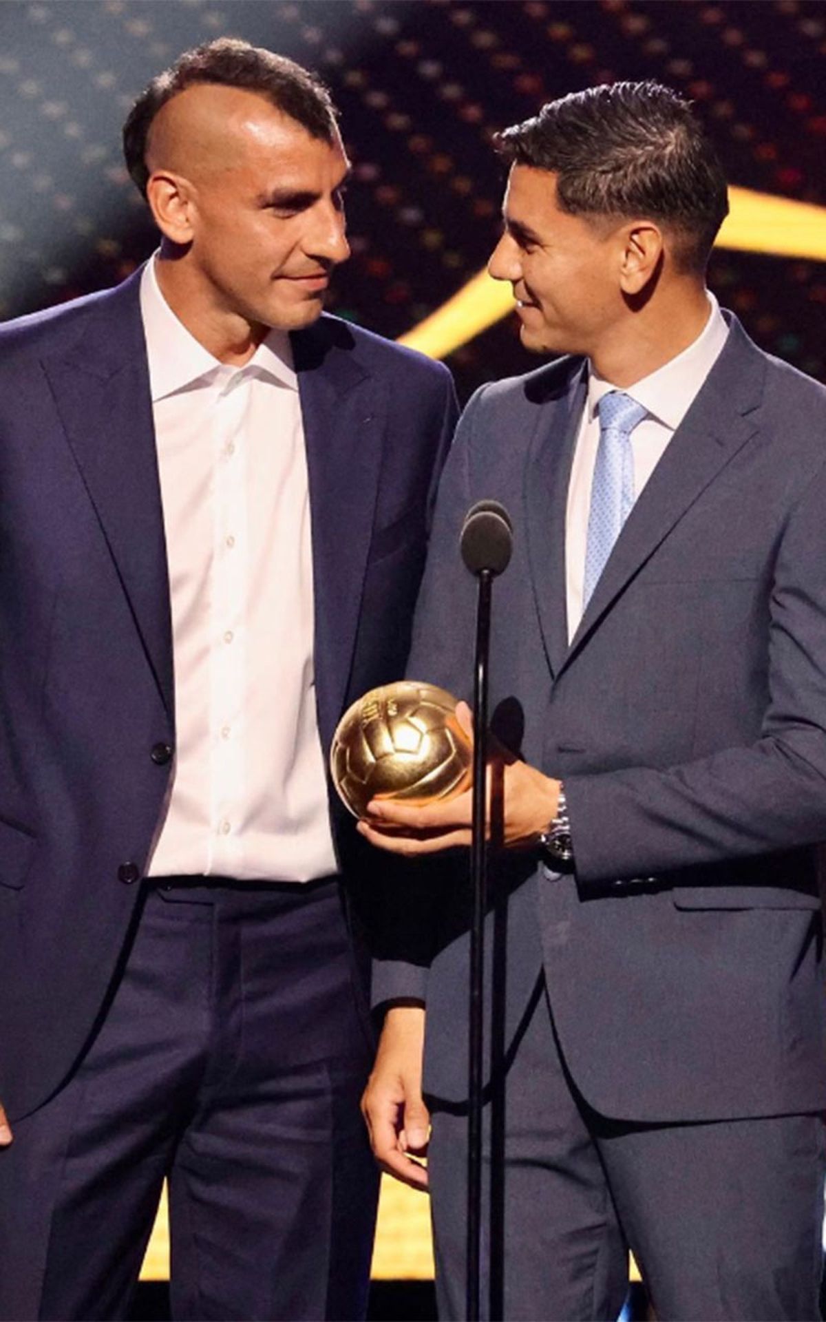 Guzmán y Ustari con el Balón de Oro de la Liga MX Guzmán y Ustari con el Balón de Oro de la Liga MX