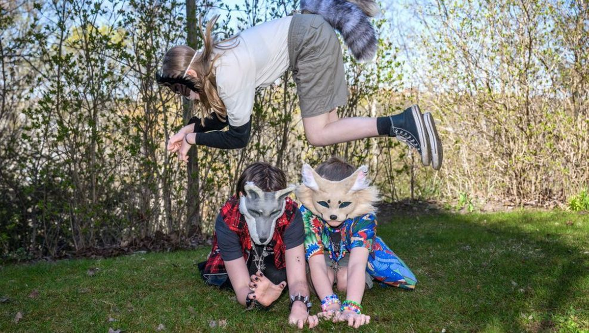 Entrenamiento de los therian entre ladridos, aullidos y gruñidos.