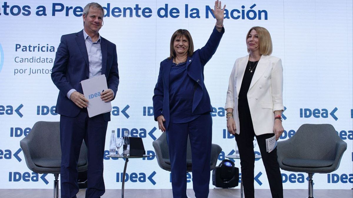 El saludo de Patricia Bullrich tras su aplaudida intervención en el Coloquio de IDEA.