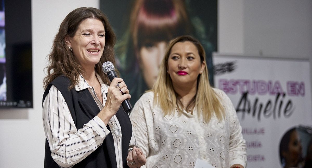 La gerenta de la Fundación Grupo América, Gabriela Alé, junto a la directora de la academia, Erica Gómez en la entrega de becas.