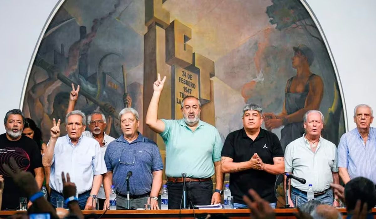 En el centro de la imagen, Acuña, Daer y Moyano, el triunvirato que comanda la CGT. En el centro de la imagen, Acuña, Daer y Moyano, el triunvirato que comanda la CGT.