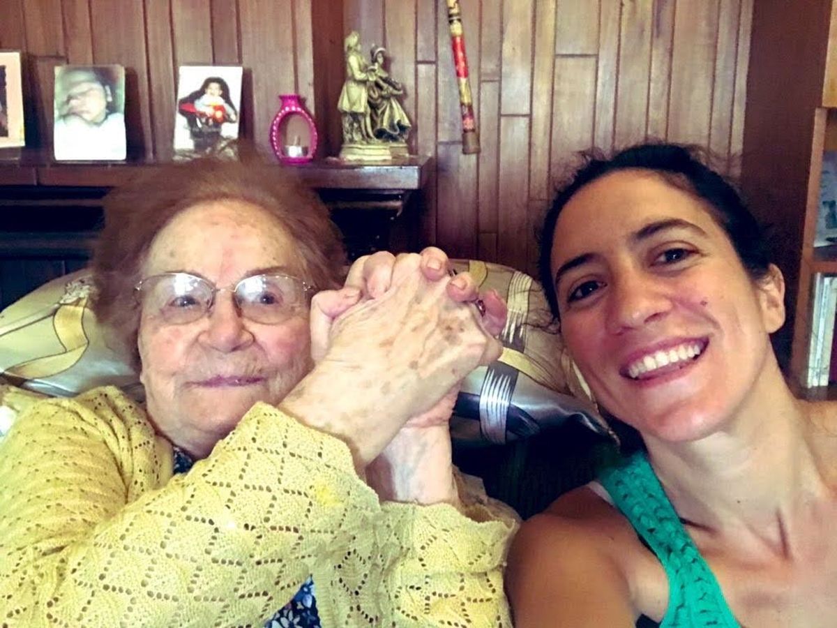 Cora y su nieta Ángeles, comunicadora social.