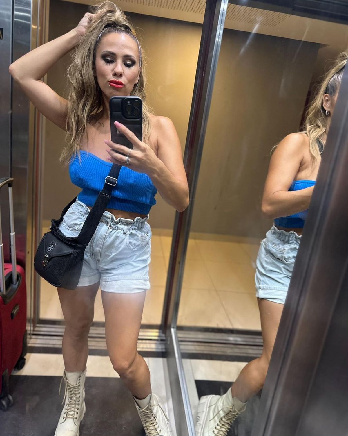 En shortcitos blancos, Barby Silenzi beboteó desde el ascensor y es un montón.